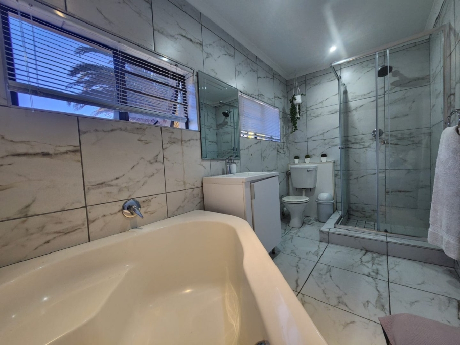 5 Bedroom Property for Sale in Bodorp Western Cape